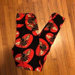 LuLaRoe Bees Hearts Valentine Black Leggings OS